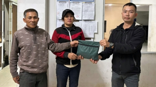 Nhặt được túi tiền, người đàn ông mang nộp cho Công an