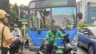 Tài xế xe buýt dùng gậy đánh tài xế xe ôm công nghệ vì... không nhường đường