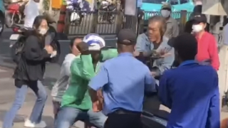 Xe ôm công nghệ ẩu đả xe ôm truyền thống trước cổng bệnh viện