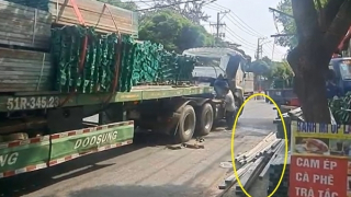 Người đi đường thót tim vì sắt từ rơ-mooc xe đầu kéo rơi ầm ầm xuống đường