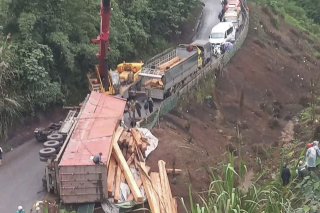 Dòng xe kẹt cứng trên Quốc lộ 15D đi Cửa khẩu quốc tế La Lay