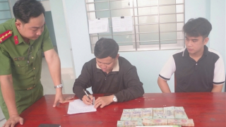 Nam sinh viên nhặt được 400 triệu đồng trả lại cho người đánh rơi