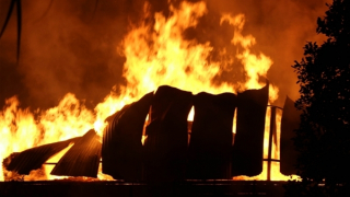 Huy động 8 xe chữa cháy để dập “biển lửa” ngay cạnh khu dân cư