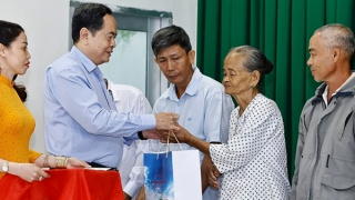 Chủ tịch Quốc hội thăm và tặng quà Tết Nguyên đán Ất Tỵ tại tỉnh Hậu Giang