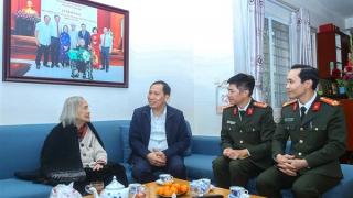 Thứ trưởng Lê Văn Tuyến thăm hỏi, chúc Tết gia đình các đồng chí cố lãnh đạo Bộ Công an