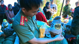 Tuổi trẻ Công an Quảng Nam đội mưa, băng rừng mang “Xuân yêu thương” đến với bà con vùng cao