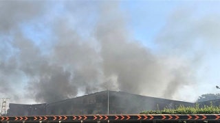 Cảnh sát dập tắt đám cháy kho vải rộng nghìn mét vuông ở TP Hồ Chí Minh