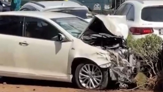 Ô tô tông liên hoàn và nhiều xe rồi lao vào chung cư, nhiều người nhập viện