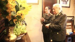 Ban liên lạc Công an chi viện chiến trường miền Nam đến thăm gia đình, thắp hương tri ân đồng chí Tô Quyền