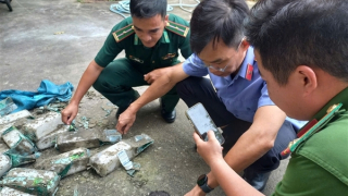 Phát hiện 25 gói nilon nghi là ma túy trôi dạt vào bờ biển Côn Đảo