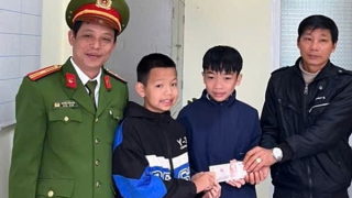 Hai học sinh tiểu học trả lại 10 triệu đồng cho người đánh rơi