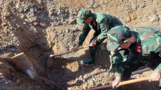 Đào ao phát hiện 1 quả bom khoan MK82 nặng 227kg