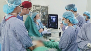 Tiêm filler nâng ngực ở cơ sở chui, cô gái trẻ bị biến chứng nguy kịch