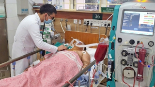 Cuối năm, gia tăng ngộ độc vì uống phải rượu rởm