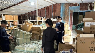 Thu giữ 2.304 hộp kẹo táo đỏ sữa lạc đà, phạt chủ cơ sở kinh doanh 90 triệu đồng