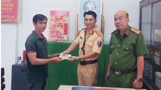 Người dân cảm ơn CSGT giúp nhanh chóng nhận lại được ví đánh rơi