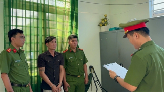 Bắt tạm giam tài xế ô tô có hành vi côn đồ