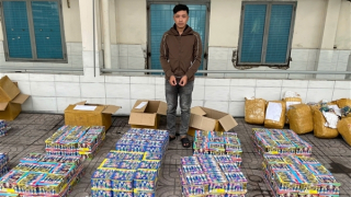 Bắt giữ 2 đối tượng buôn lậu hơn 1,2 tấn pháo nổ