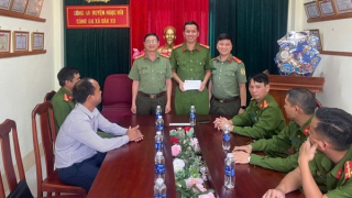 Công an Cửa khẩu Tân Sơn Nhất tặng quà CBCS tăng cường các xã biên giới