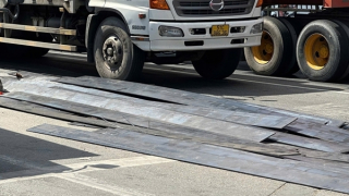 Xe đầu kéo thắng gấp, hàng chục tấm thép rơi trúng người đi đường