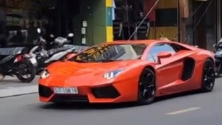 Làm rõ người điều khiển chiếc Lamborghini dừng giữa đường một cách bất thường