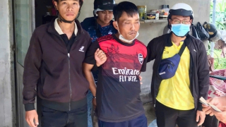 Giả khách mua hàng, trói nhân viên, lục soát cướp tài sản