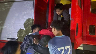 Cảnh sát cứu hộ kịp thời đưa nạn nhân bị tai nạn giao thông đi cấp cứu