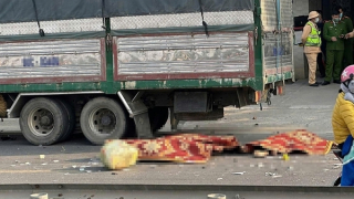 Xe máy kẹp 4 vượt ẩu, lấn làn đâm vào xe tải khiến 3 người thiệt mạng