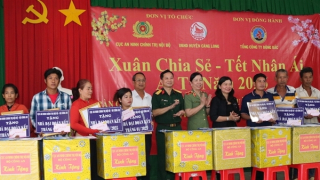 Cục An ninh chính trị nội bộ trao nhà đại đoàn kết và tặng quà người nghèo tại Trà Vinh