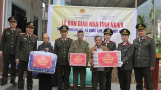 Tặng nhà tình nghĩa và quà Tết cho hộ nghèo miền núi Nghệ An