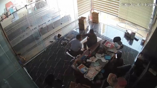 Nhà báo dùng điện thoại quay clip xe múc đất đá rồi “gợi ý quà Tết”