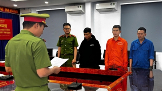 Bắt nhóm chuyên "rút ruột" dầu trên các xe tải dừng nghỉ ven quốc lộ 1A