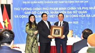 Thủ tướng Phạm Minh Chính và  Phu nhân gặp gỡ cộng đồng người Việt Nam tại Cộng hoà Ba Lan
