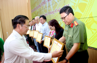 Chủ tịch UBND TP Cần Thơ tặng Bằng khen Văn phòng thường trú Báo CAND