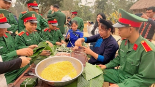 700 phần quà tặng đồng bào trong chương trình “Bánh chưng xanh - Tết vì người nghèo” năm 2025