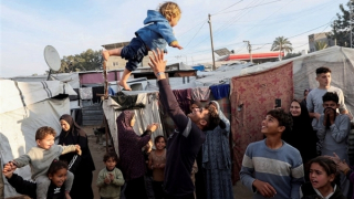 Người dân Dải Gaza xuyên qua đống hoang tàn, lần tìm lại dấu vết nhà xưa