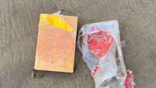 Phát hiện nhiều vật thể nghi là ma túy trôi dạt vào bãi biển ở Trà Vinh