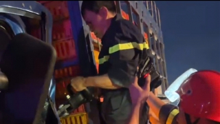 Cảnh sát giải cứu thành công tài xế bị TNGT trên đường cao tốc Đà Nẵng – Quảng Ngãi.