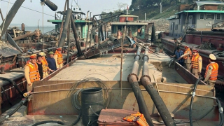 Cảnh sát vây bắt 3 tàu cát tặc trên sông Hồng