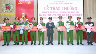 Công an Nghệ An trao thưởng thành tích xuất sắc trong đợt cao điểm tấn công, trấn áp tội phạm