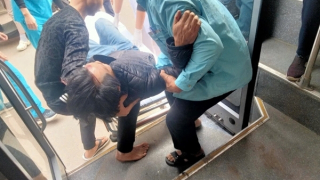 Nhân viên xe buýt đưa người bị tai nạn giao thông đi cấp cứu