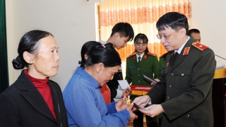 300 phần quà Tết thấm đượm nghĩa tình đến với bà con nghèo tỉnh Lạng Sơn