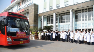 Bữa cơm tất niên và những chuyến xe miễn phí cho bệnh nhân ung thư về quê ăn Tết