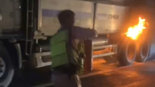 CSGT kịp thời hỗ trợ chữa cháy xe chở rau củ trên cao tốc TP Hồ Chí Minh - Trung Lương