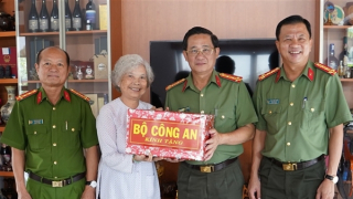 Bộ Công an tặng quà Mẹ VNAH và gia đình chính sách ở Tây Ninh