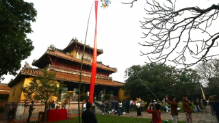 Dựng nêu đón Tết trong Hoàng cung triều Nguyễn