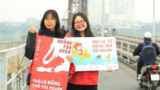 Tình nguyện viên vận động người dân thả cá không vứt bỏ túi nilon