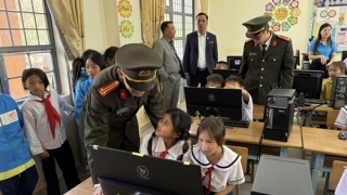 Công an Lâm Đồng tặng máy tính cho điểm trường vùng DTTS
