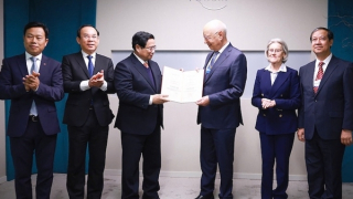 Thủ tướng Phạm Minh Chính trao bằng Tiến sĩ Danh dự tặng Giáo sư Klaus Schwab
