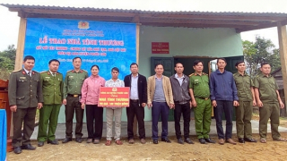 Trao nhà tình thương, tặng quà và xuống đồng gieo sạ giúp dân